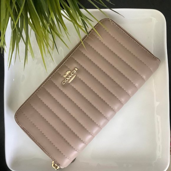 Coach Handbags - COACH / WALLET / COLOR: BEIGE / LOGO: GOLD / 100% Authentic /Used